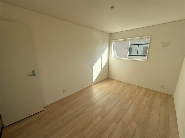 西側は壁になっていますので、西日がたくさん射すことはなさそうです。