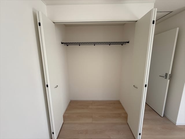 奥様の大量のコートの保管にも、お子さんのかくれんぼ会場にもマルチに活躍してくれるクローゼットです。