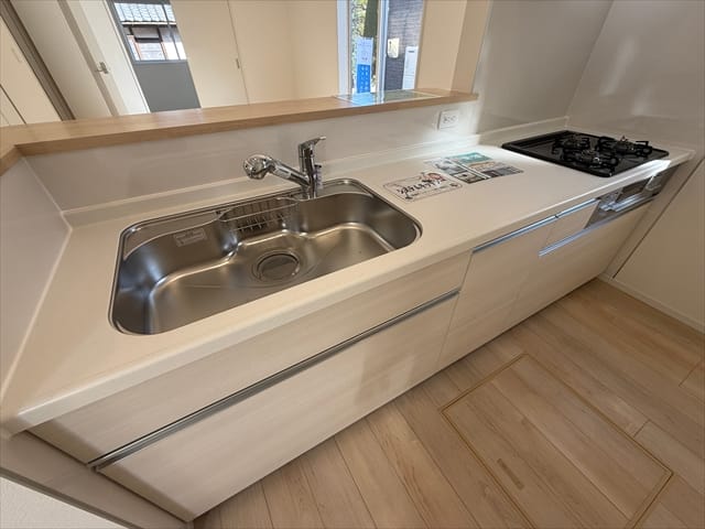 対面キッチン仕様ですので、家事のお手伝いをしないとここからにらみつけられますよ・・・