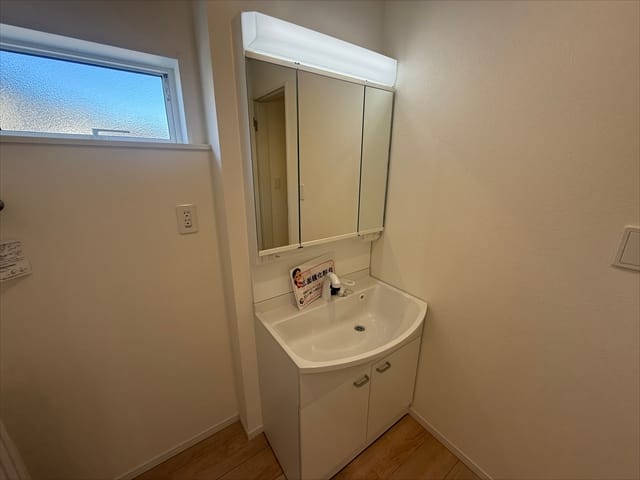 この洗面台は朝高校生のお子さんが占領しているかと思います。見た目は大事ですので許してあげてください。