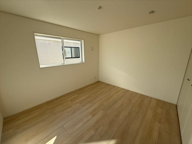 バルコニーにも面していますので開放的なお部屋ですね。ご夫婦のケンカも少なくなりそうです。