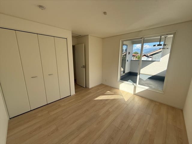 真ん中のお部屋は7.5帖の広さがございます。主寝室にちょうどいいですね。