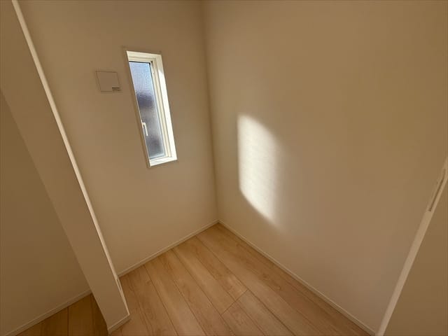 キッチン横には広いスペースもありますので・・・なにかに使えますね(今は浮かびませんでした)