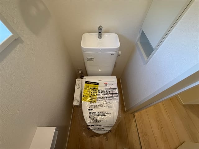 1階トイレは玄関から近いので、ギリギリで帰宅した際も安心(?)です。