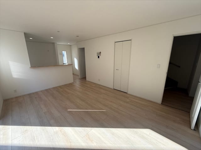 リビングは16.5帖!奥様、昔憧れていた猫足のソファ、置けるかもしれません。