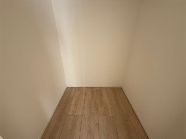 収納以外の用途にも使えそうなウォークインクローゼットです。大きな物もしまっておけますね。