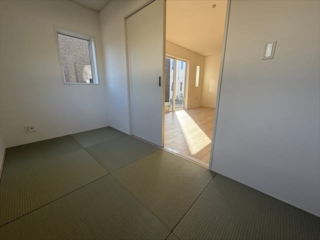 リビング隣接の和室は、宿題をやらずに遊びに行ってしまうお子さんの勉強部屋にどうでしょうか。