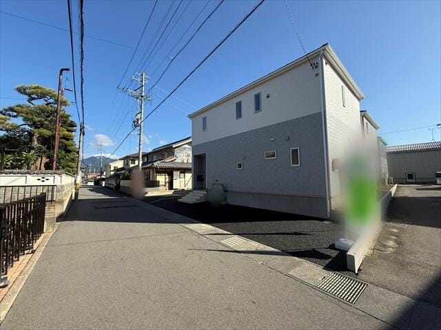 前面道路の幅員は4.5mございます。車通りは・・・多くもなく