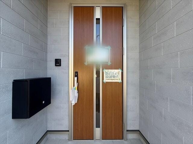 玄関扉も外壁にマッチした素敵なデザインですね。