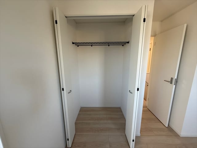 奥様の大量のコートの保管にも、お子さんのかくれんぼ会場にもマルチに活躍してくれるクローゼットです。