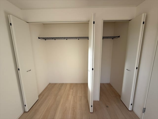 大きなクローゼットもついていますので、いつ着るか分かんないコートも一旦かけときましょう!