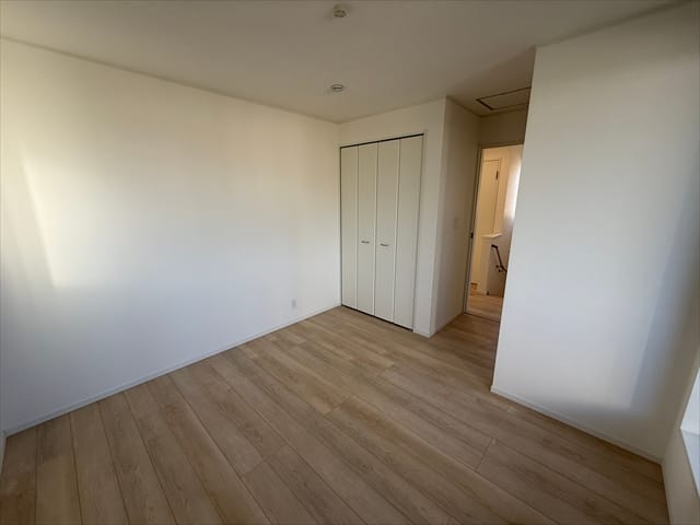 隣のお部屋は南側に面している6.3帖の洋室です。