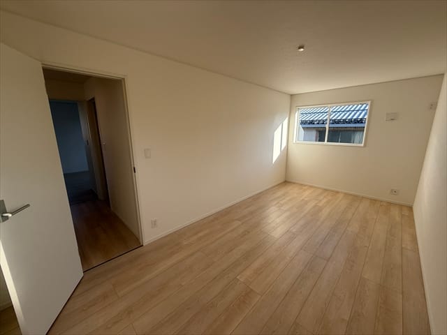 最初のお部屋は西側の洋室で9帖の広さがございます。