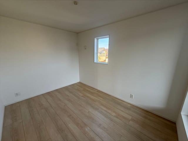 こちらのお部屋もバルコニーに隣接しています。