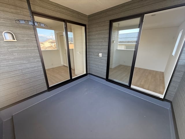 余談ですが日焼けをしたくて自宅のベランダで寝ている友人がいました。そいつもここなら楽だろうに・・・