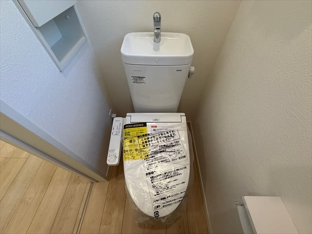 朝お父さんのトイレが長かったらこちらを利用してください。2階のトイレはそういう時に便利です。