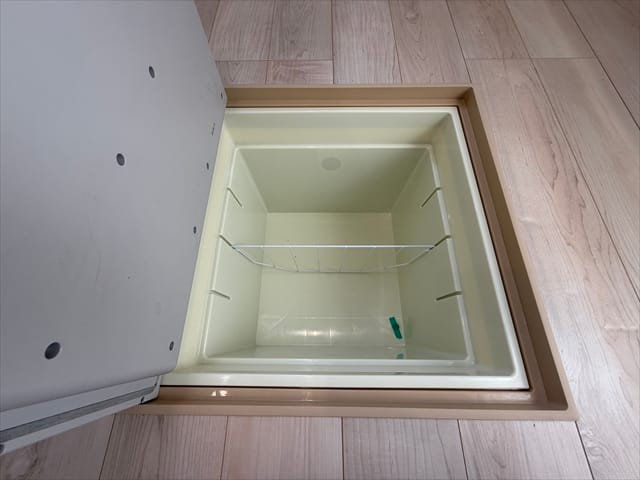 床下収納はお子さんには内緒のお菓子の保管場所にぴったりです。出す時に見られると次からは意味ないですが