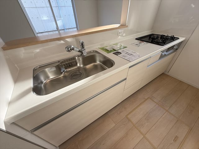 対面キッチン仕様ですので、家事のお手伝いをしないとここからにらみつけられますよ・・・