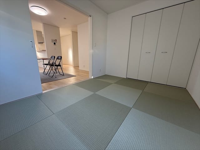 リビングに隣接する形で和室がございます。ここは子供達の秘密基地ですね。