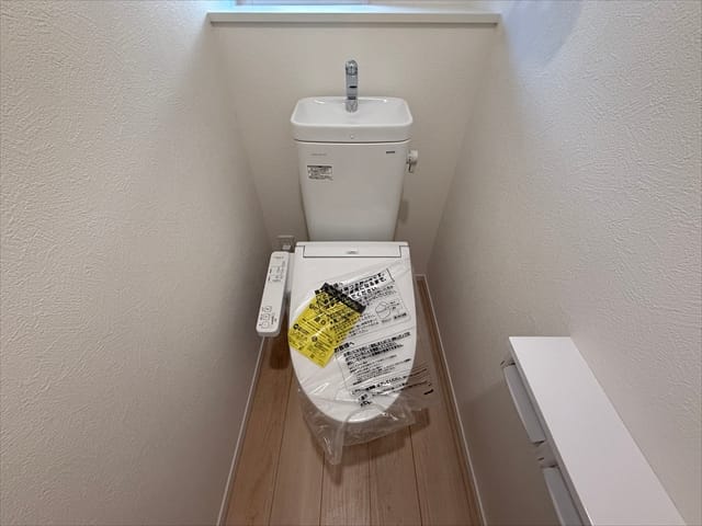 1階トイレは玄関から近いので、ギリギリで帰宅した際も安心(?)です。