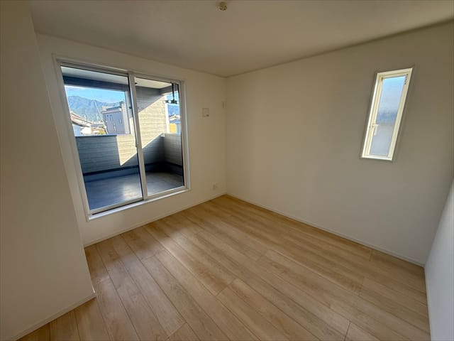 バルコニーにも面していますので、ケンカして頭を冷やす際も安心ですね。(閉め出されないように注意)