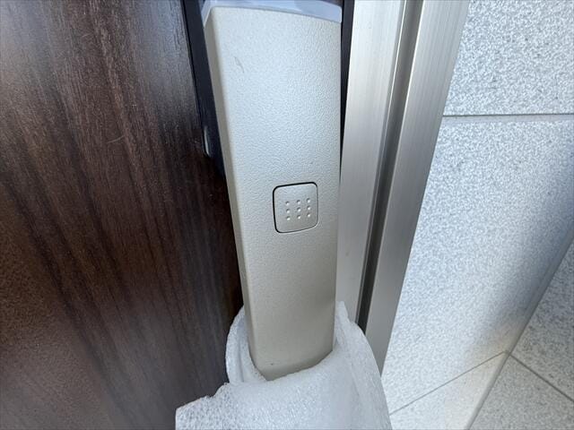 カードキーでピッ!で鍵を開けられる便利な代物です。