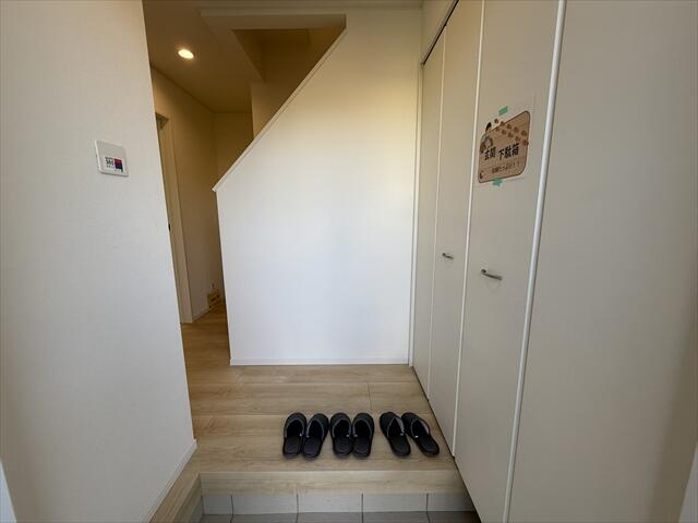 玄関スペースは広いので、お父さんが革靴のひもを結んでる横をお