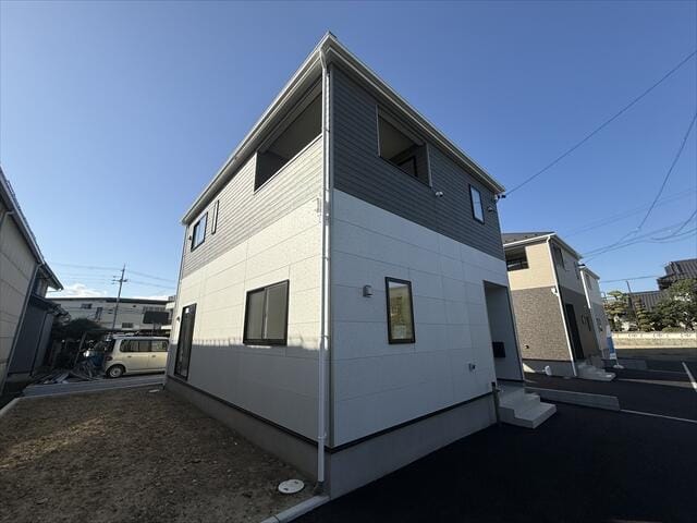 なんかスポットライトに照らされている素敵なお家ですよね!です