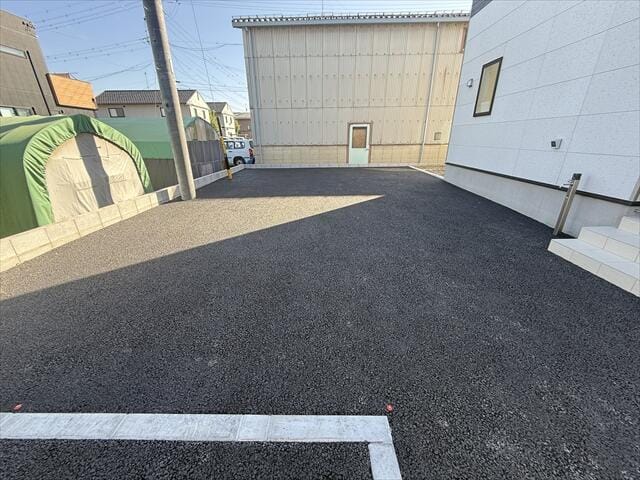 駐車スペースは並列で2台分ございます。