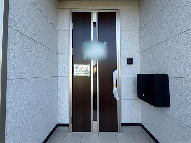 玄関扉も外壁にマッチした素敵なデザインですね。