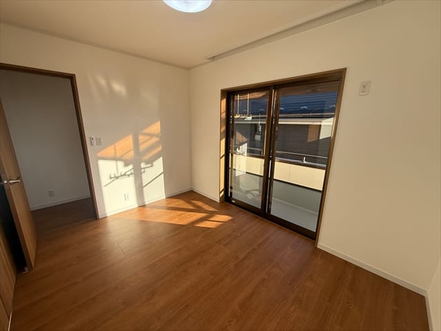 南西のお部屋も約6帖の広さです。