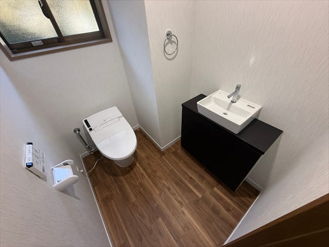 写真では分かりませんが、1階のトイレの便座の蓋は入ると勝手に開きます(私が声をあげて驚いてしまったのは内緒です)