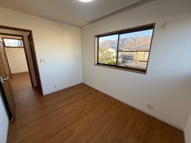 2階の北東のお部屋は約5.8帖です。