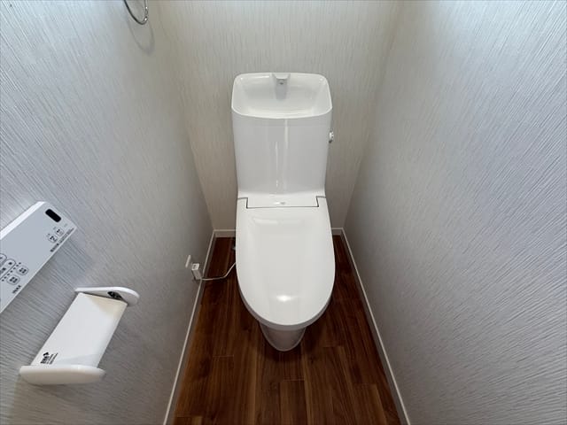 2階にもトイレがありますので、夜中のトイレはここですね。怖いからなるべく近いトイレに行きたいですよね。この歳になっても夜のトイレは苦手です・・・