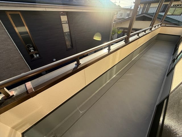 建物南側にはベランダもあります。隣の南東のお部屋とも繋がっていますし、2階の廊下からも出ることが出来ます。