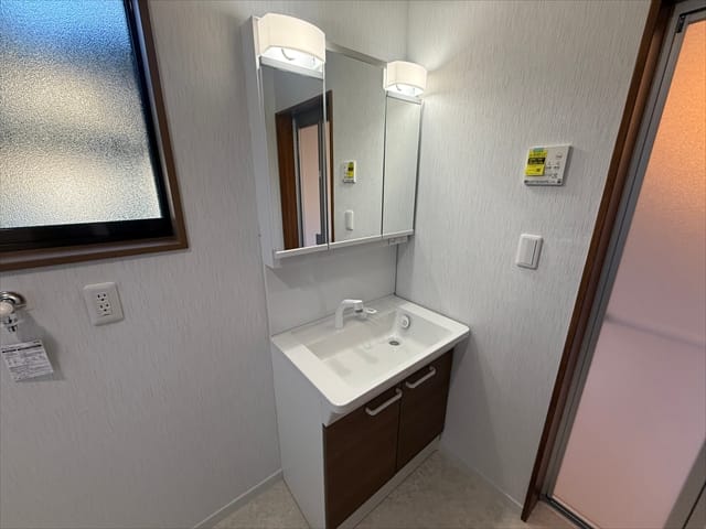 その小さかったお子さんが中学生・高校生くらいになってくると朝ここにいる時間が長くなります。髪型とメイクには時間をたっぷりと使いますからね。邪魔しないであげてください。