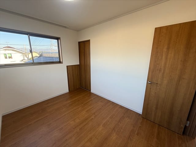 窓が大きいせいか北側のお部屋なのにとても明るいです。気分まで明るくなってきます。