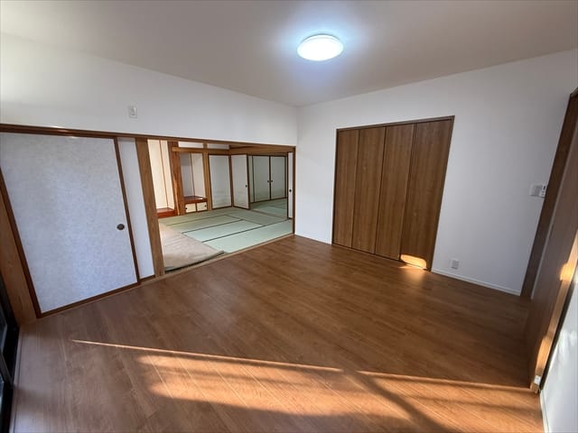 先程の2間の和室に隣接しているので、ここをおじいちゃんおばあちゃんたちのリビングにしたらいかがでしょうか。ダイニングテーブルを置けば、ここで椅子に座ってテレビを見たり出来ます。