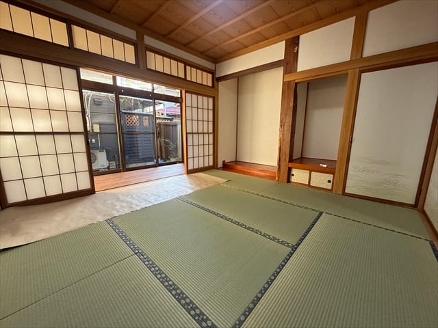 障子を開けると暖かな陽射しが入ってきますので、そこも嬉しいポイントです。