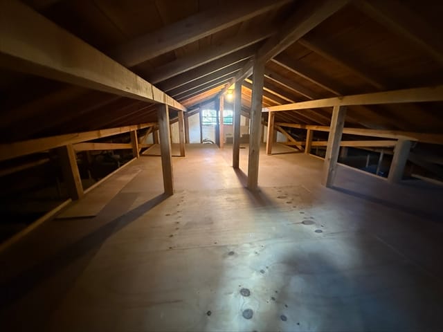 そしてこのお部屋の扉を開けると、天井裏収納がございます。住む人数が増えるとおのずと荷物の量も多くなってきます。こういう収納スペースはとても大事ですよね。