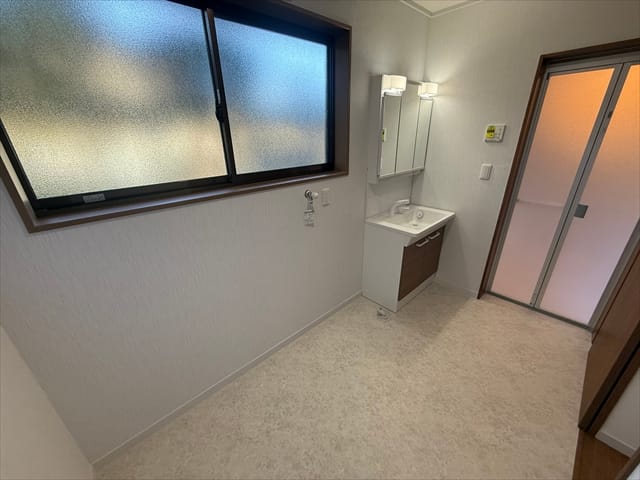 脱衣所も広く出来ています。お子さんを全員お風呂に入れる際も、この広い脱衣所でみんな一気に脱がせてお風呂に入れることが出来ます。