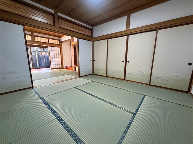 約8帖の和室が2間ございます。二世帯住宅としてお使いの場合はここがおじいちゃんおばあちゃんのお部屋になるかなと思います。