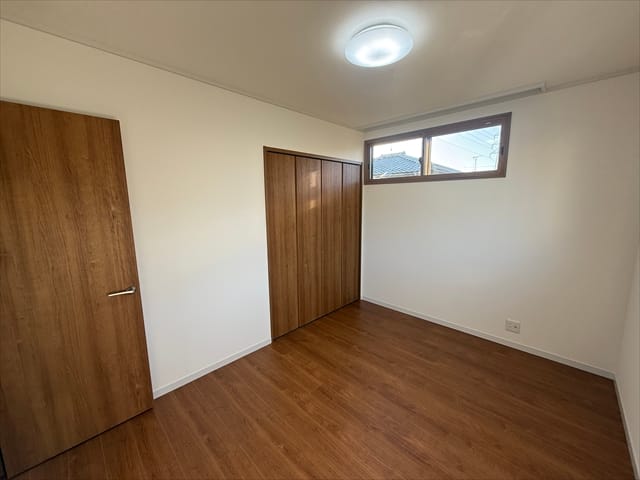 こちらも先程のお部屋同様北側ですが明るいお部屋ですね。北側で明るいとなると北川景子さんと同じってことになりますね。・・・すみませんよく分からないことを言っていますね。