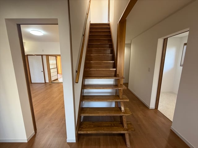 階段は少し急ですが手すりもあるので得に問題はないかと思います。