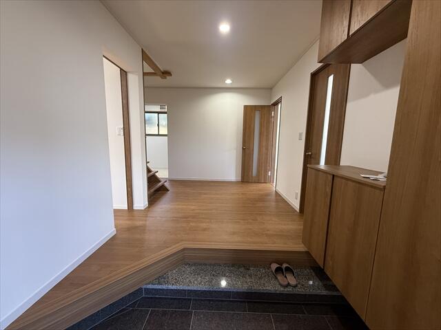 玄関スペースは広くなっております。ご家族皆さんでお出かけされ