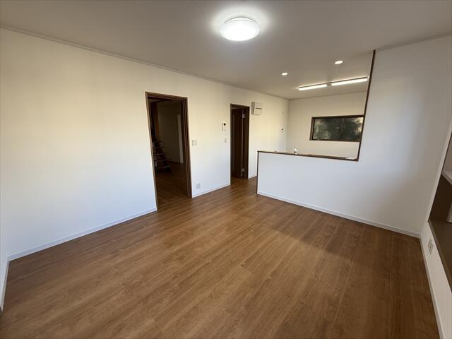 LDKは約16帖。窓も多く明るいお部屋です。