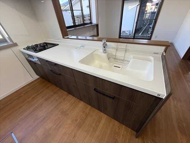 キッチンはリビングを見渡せる対面キッチン仕様となっております