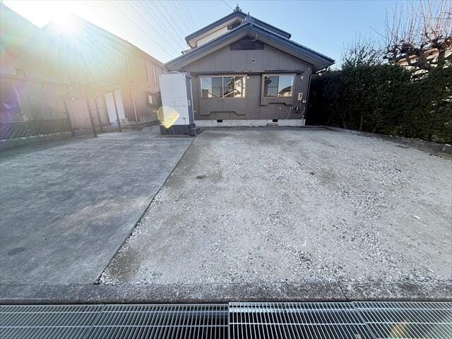 駐車スペースは広々3台分以上ございます。