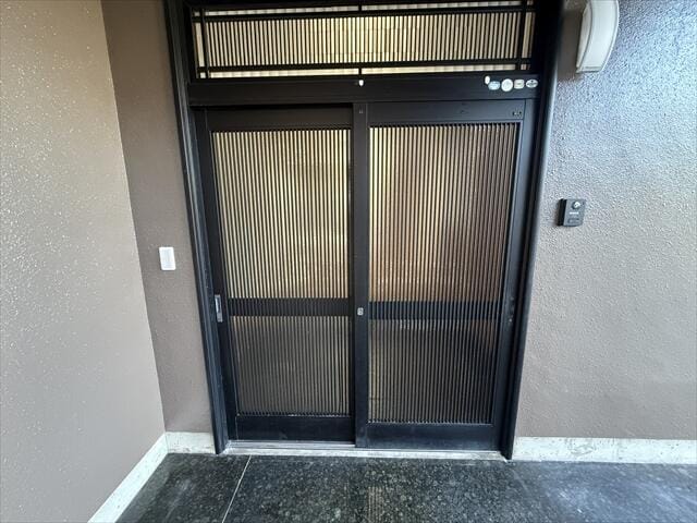 玄関前のスペースは広くなっていますので、雪かきなどを置いてお