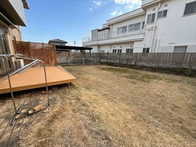 囲われたプライベート感のある広いお庭。